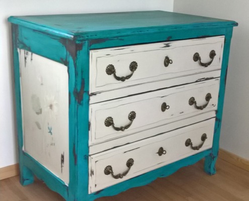 commode turquoise avec décor peint floral latéral