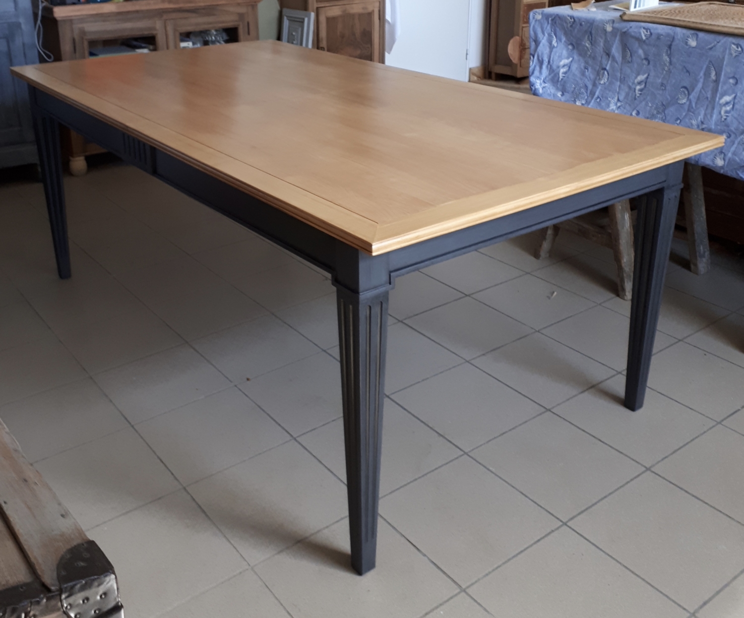 Esprit Industriel pour cette table en merisier XL Atelier Popote et