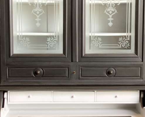 scriban double corps 19eme restauré, French antic furniture . Ton anthracite ,intérieur gris perle, vitre descendues à l'acide